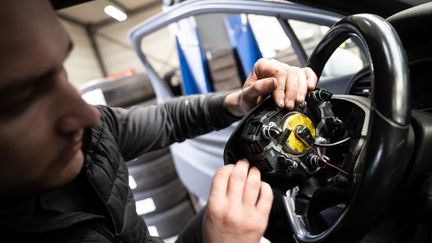 véhicules de prêt, campagnes d'information, sanctions... face au scandale des airbags takata, le gouvernement passe la seconde