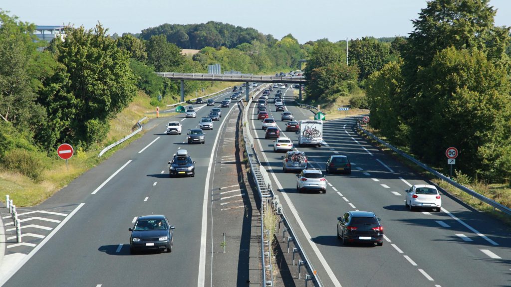 plus d’un français sur cinq jette toujours des déchets par la fenêtre de sa voiture sur l’autoroute