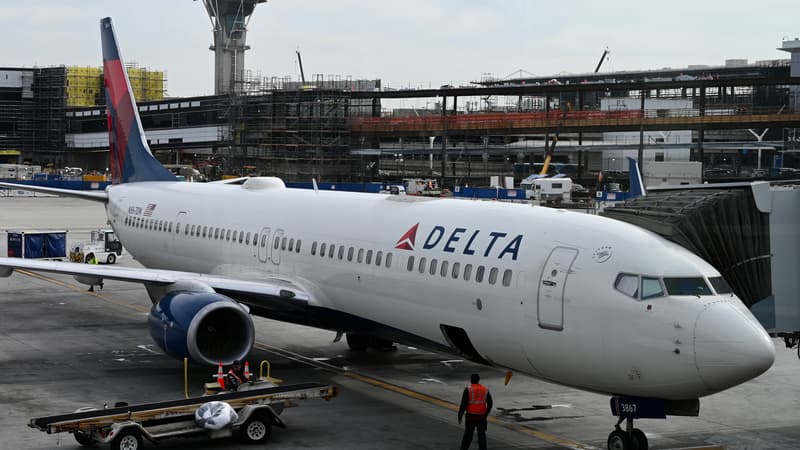 un boeing de la compagnie delta airlines prend feu après son décollage de los angeles