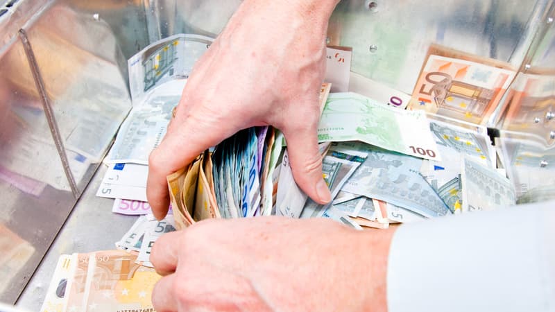 un record historique: les français ont déposé près de 98 milliards d'euros sur leurs assurances vie en 2025