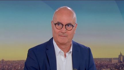 lutte contre la fast fashion : "15 % des consommateurs recherchent le « moins mais mieux »", rassure gildas minvielle, directeur de l'observatoire économique à l'institut français de la mode