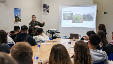 une nouvelle version "militarisée" de la journée de défense et de citoyenneté entrera en vigueur dès la rentrée pour les jeunes de 16 à 25 ans