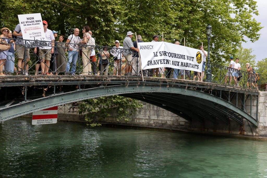 surtourisme: dans la vieille ville d’annecy, des habitants «dépossédés de leur quartier»