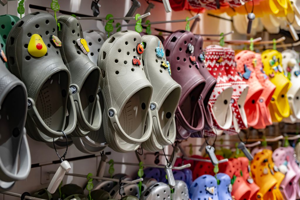 droits de douane, «tendance athlétique»... les ventes de crocs chutent aux États unis