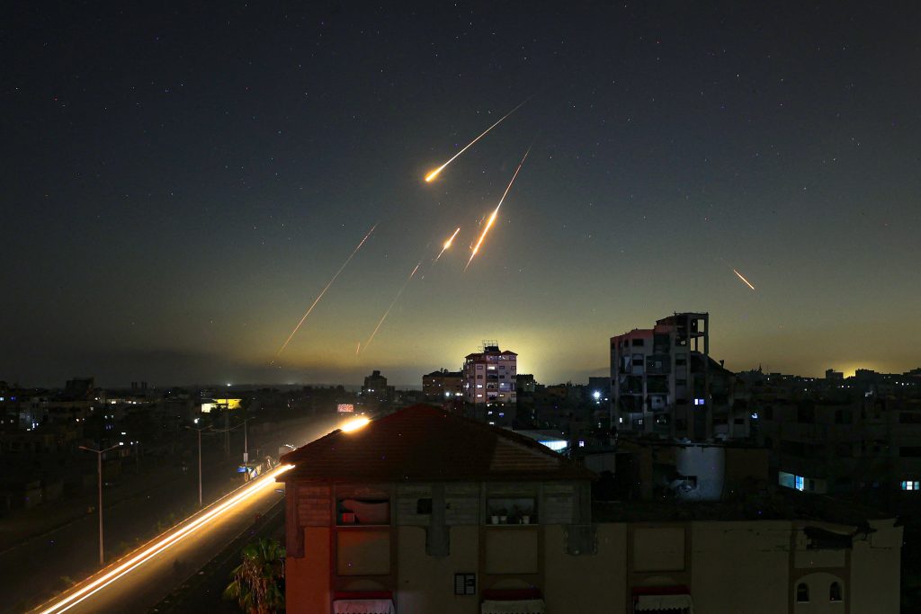 guerre israël iran : téhéran prêt à utiliser de nouveaux missiles en cas d’attaque israélienne
