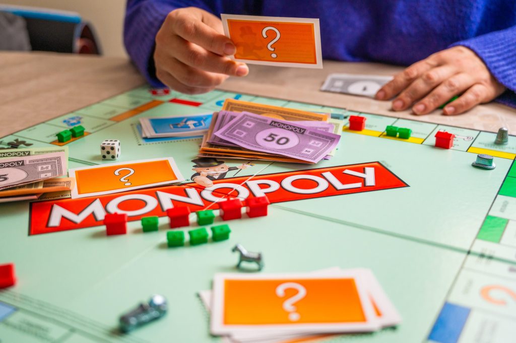 «c’est le jeu de mon enfance»: les secrets de l’insolente longévité du monopoly, qui fête ses 90 ans
