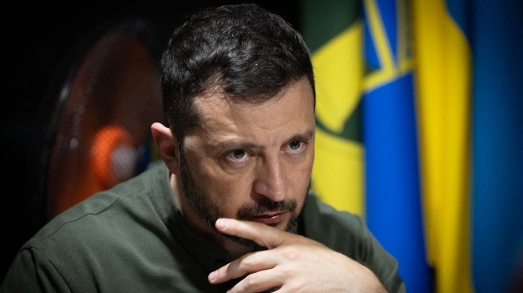 « les ukrainiens n’abandonneront pas leur terre » : zelensky avertit avant le sommet trump poutine
