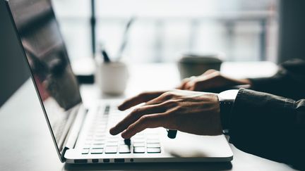 un employeur peut il utiliser des e mails privés envoyés depuis l'ordinateur professionnel d'un salarié pour le licencier ?