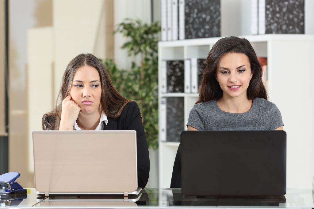 "devant elle, je faisais attention…" : comment les opinions politiques de vos collègues affectent votre performance