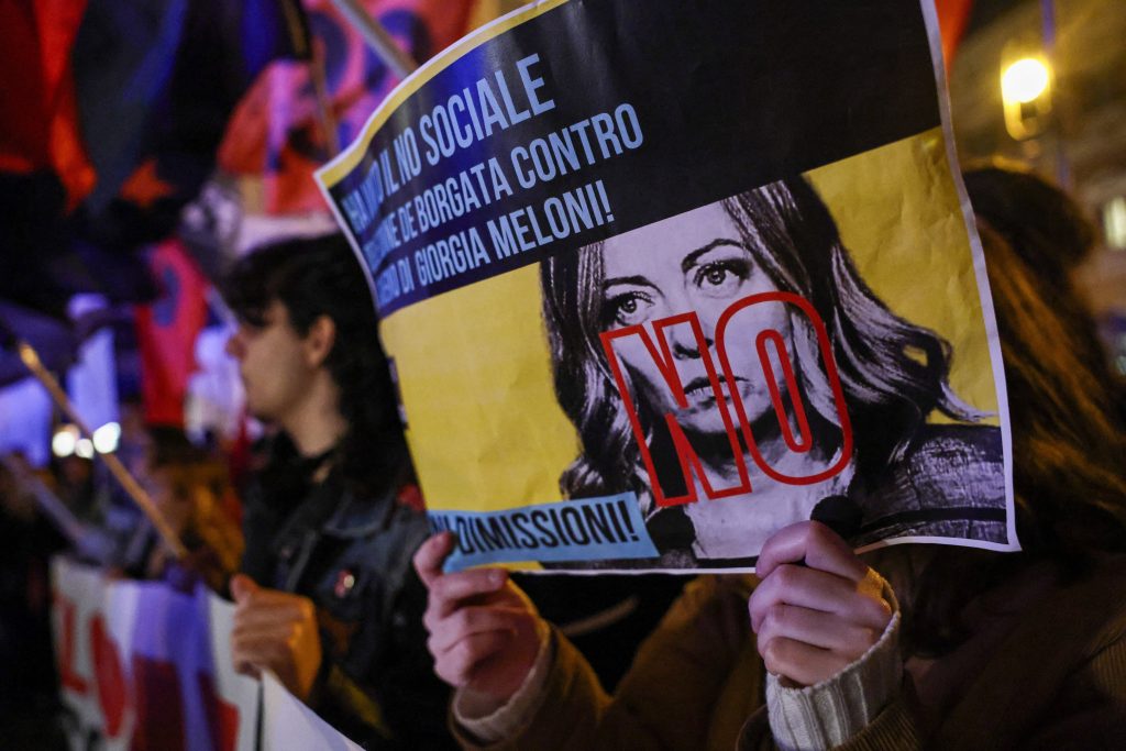 italie : giorgia meloni sous pression après son premier revers
