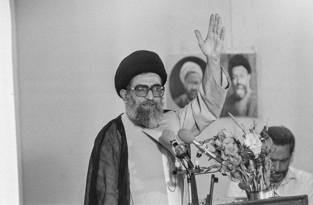 iran, la succession de khomeini en 1989 : "on aurait tort de donner à ali khamenei un certificat de modération"