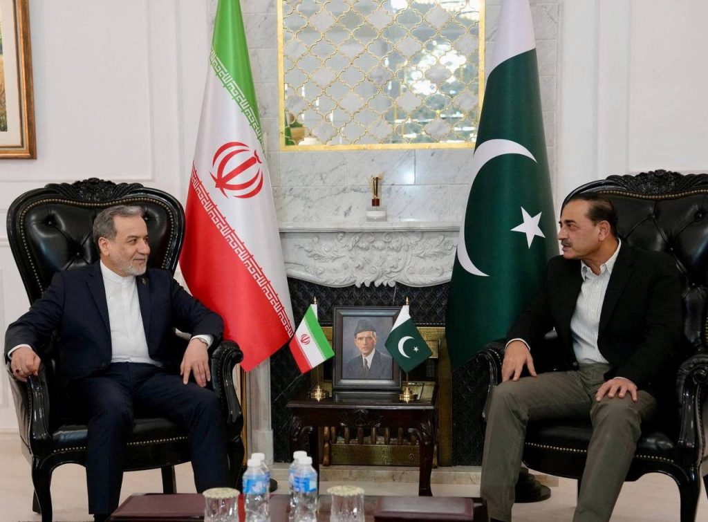 des négociateurs américains attendus à islamabad, mais l'iran refuse des pourparlers directs
