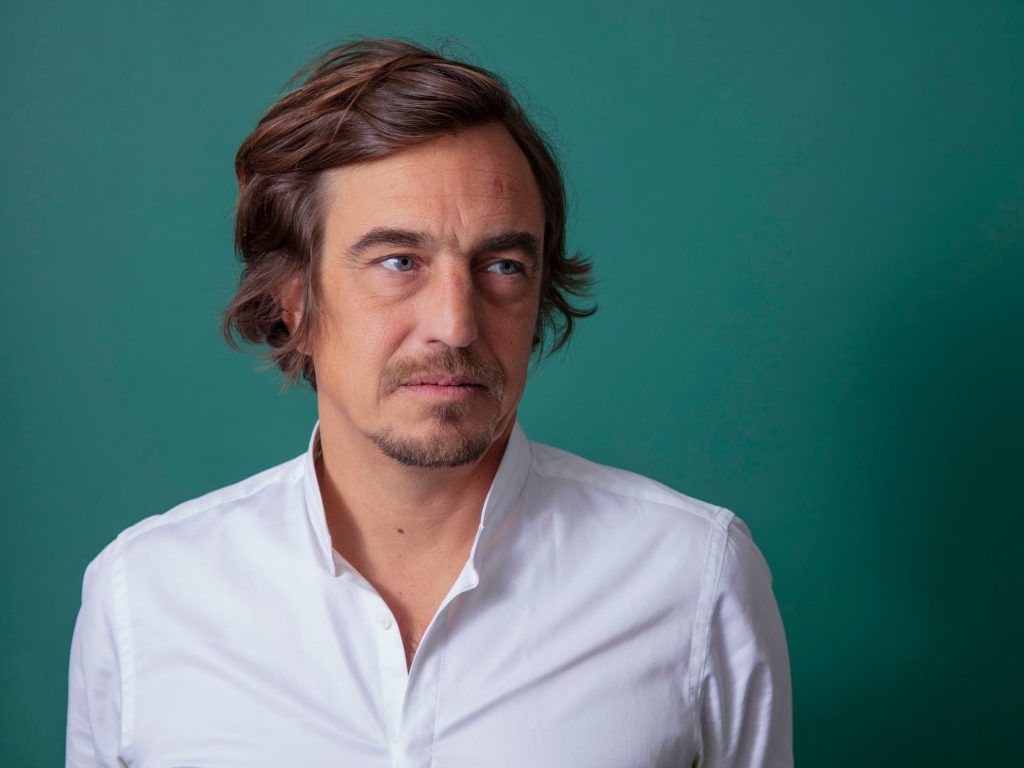 olivier bourdeaut : l’itinéraire de l'enfant martyr derrière "en attendant bojangles"