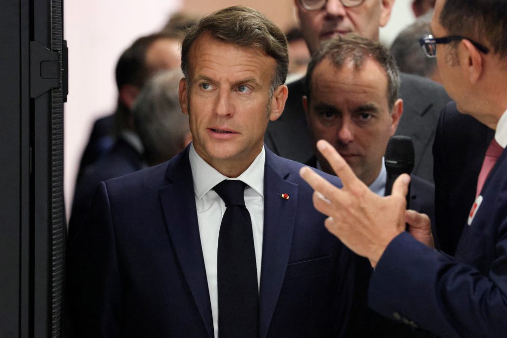 electrification : emmanuel macron enfile le costume de sélectionneur