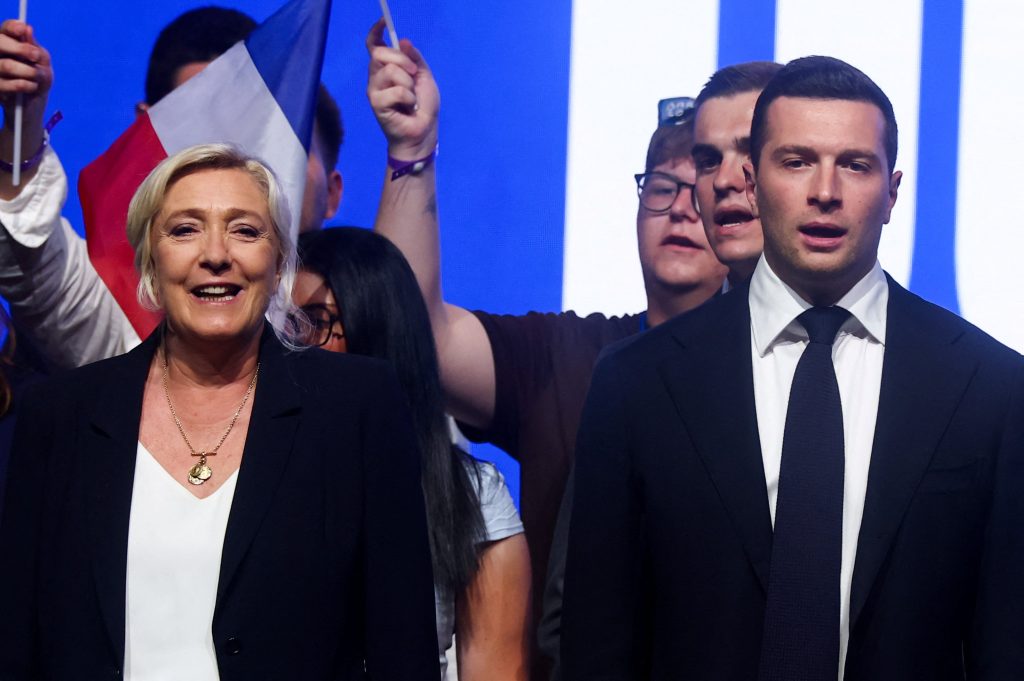 et marine le pen parla d'"assistanat" : pour le 1er mai, le rn vire à droite