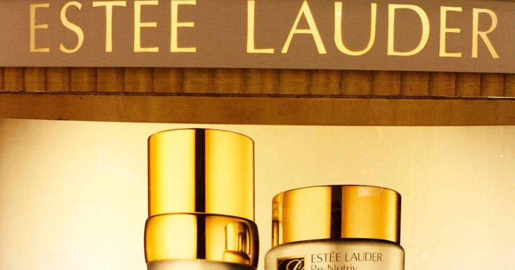 sa valeur boursière ne vaut qu’un septième de celle de l’oréal : comment estée lauder tente désespérément de revenir dans la course