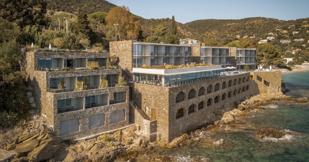 au lavandou, l’hôtel les roches s’offre un grand bain d’art contemporain et une architecture navale épurée